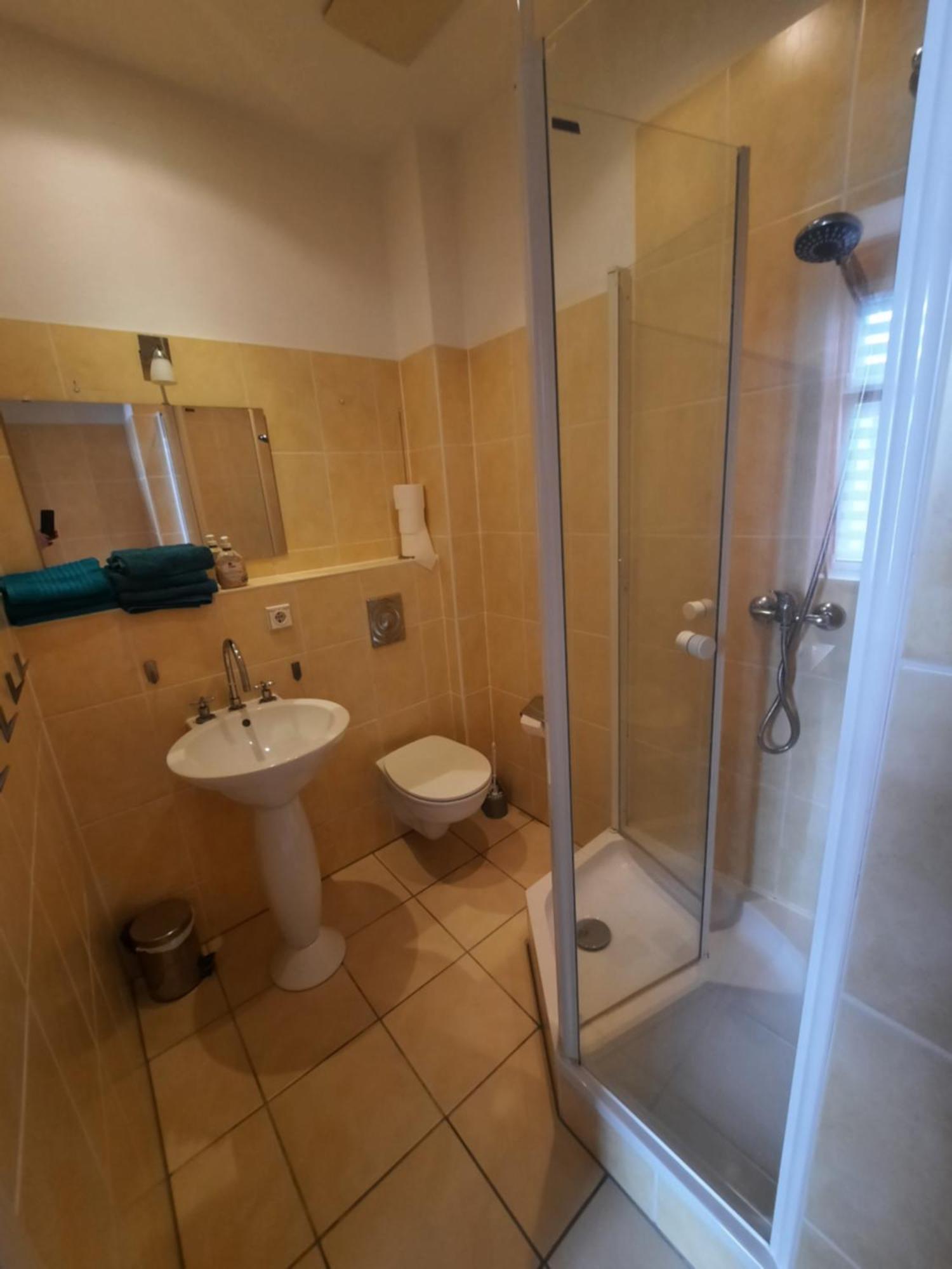 Fewo2-1 Zim Apart-5 Bett-kueche-dusche Wc-parkplatz Berlin